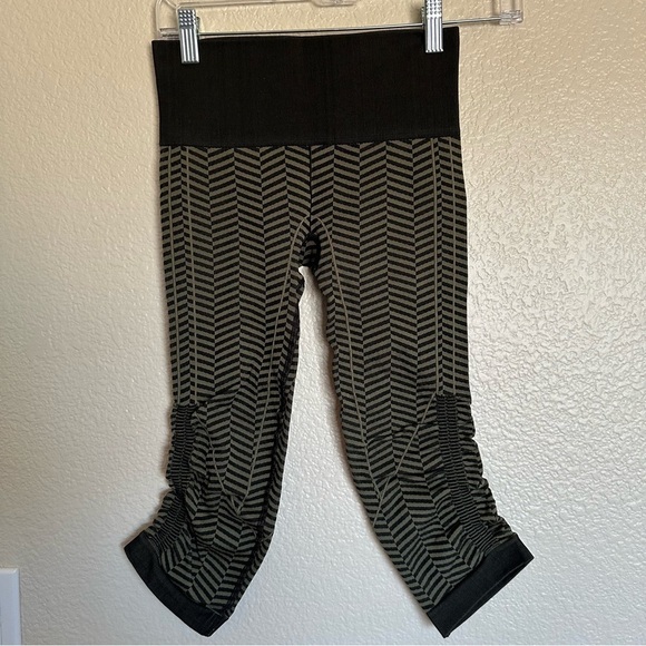 Lululemon In the Flow Leggings Heathered Fatigue Green Black Capri Size 2 - Picture 3 of 14